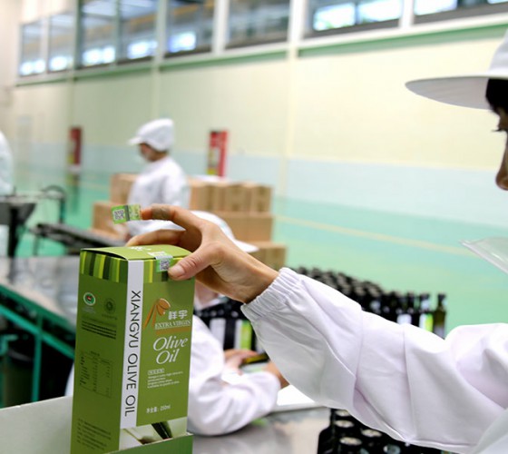 公司國(guó)通“訂單農(nóng)業(yè)”模式，獨(dú)創(chuàng)8小時(shí)限時(shí)鮮榨，從手工采摘、按質(zhì)收購(gòu)、便捷運(yùn)輸、純物理冷榨、充氮低恒溫儲(chǔ)存、灌裝等全程管理，并通過(guò)嚴(yán)格的品質(zhì)控..