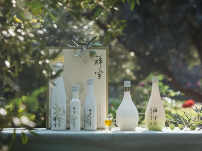 從甘肅隴南的青山幽谷，到一線(xiàn)城市的高端賣(mài)場(chǎng)；從一顆油橄欖在晨露中初綻的青澀，到一..